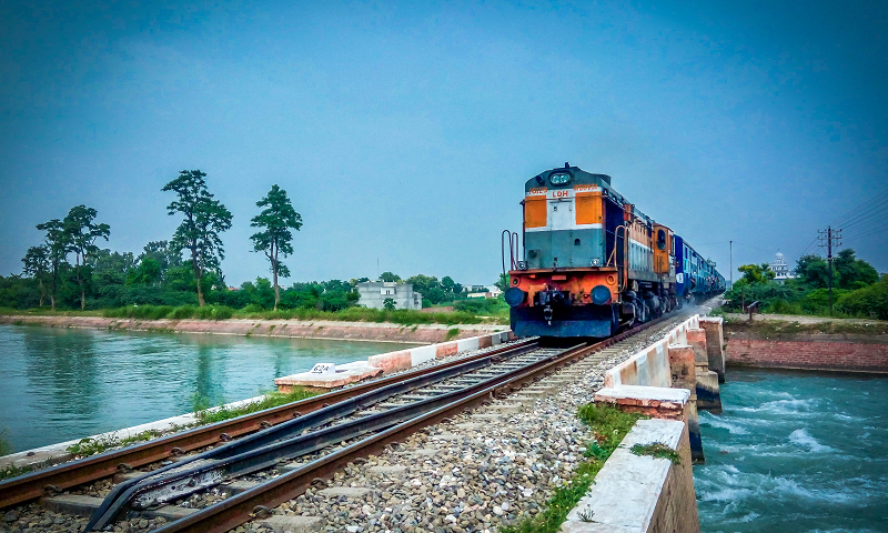 ventajas-transportacion-ferroviaria-mercancia-tren